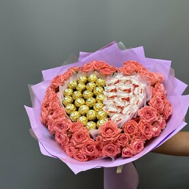 Букет с розами и конфетами