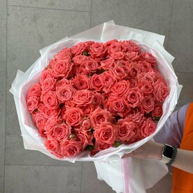 Букет из 19 веток кустовых роз