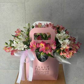 Сумочка из 11 альстромерий с пышным бантом