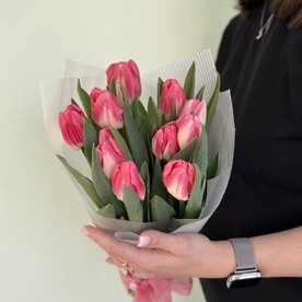 11 розовых тюльпанов в упаковке