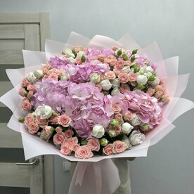 Букет кустовых роз и гортензии