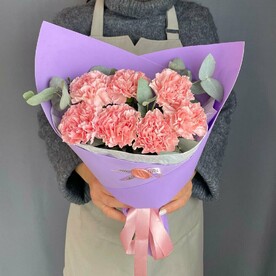 Букет из 7 гвоздик и эвкалипта