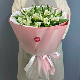 Букет из 11 белых альстромерий