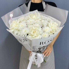 Букет из кустовой хризантемы и французских белых роз