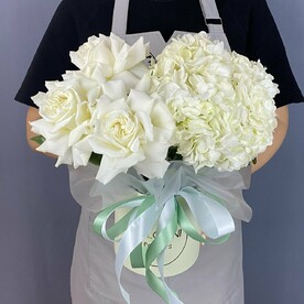 Композиция с гортензией и розами