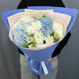 Букет с хризантемами, гортензиями и альстромериями