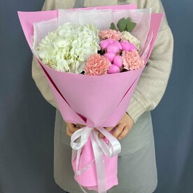 Букет с гортензией, гвоздиками, хлопком