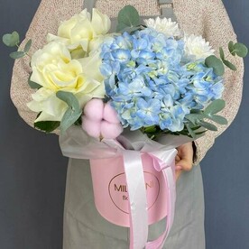 Цветы в коробке с гортензией, розами, хризантемой