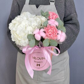 Цветы в коробке с гортензией, гвоздиками, хлопком