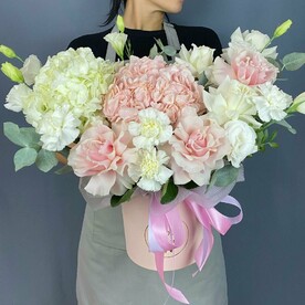 Композиция с гортензиями, розамси, эустомой