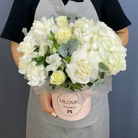 Композиция с гортензией, розами, эустомой