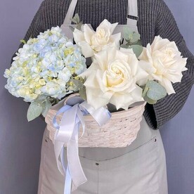 Композиция в корзине с розами и гортензией