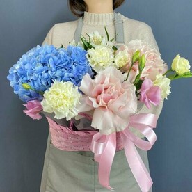 Композиция с гортензией, розами, альстромерией