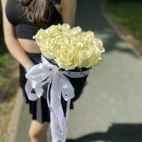 Белые розы в Бархатной Шляпной коробке