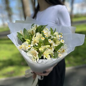 Букет из альстремерий и танацетума