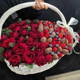 Корзина с клубникой и розами