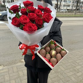 Комбо 13 роз и клубника в шоколаде