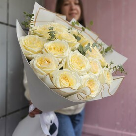 Букет пионовидных роз с эвкалиптом