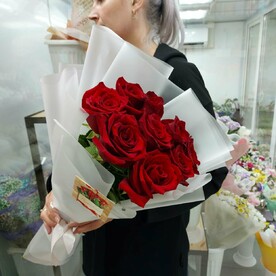 9 красных роз в стильном оформлении