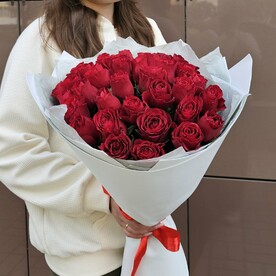 25 красных роз в оформлении