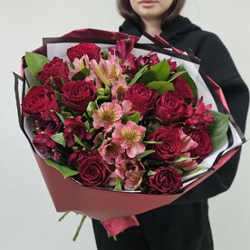 Букет с красными розами и альстромериями