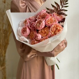 Букет из пяти кустовых пионовидных роз