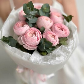 9 нежных ранункулюсов с эвкалиптом