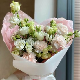 Стойкий букет гвоздик и махровой эустомы