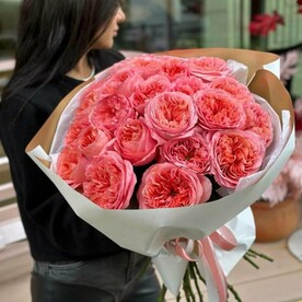 25 пионовидных роз