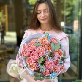 Букет кустовых пионовидных роз с окипеталумом