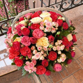 Корзина кустовых пионовидных роз
