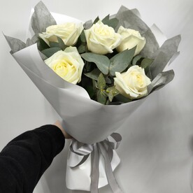 5 белых роз