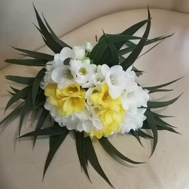 Фрезии с декоративной зеленью.