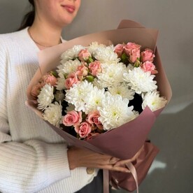 Букет хризантемы и кустовые розы