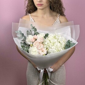 Букет с гортензией, пионовидными розами, гвоздикой и эвкалиптом