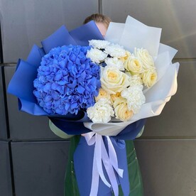 Дуо букет из гортензии роз и диантусов