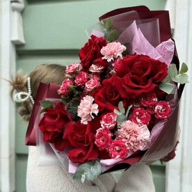 Букет французские розы с диантусом и кустовыми розами