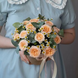 Милая композиция из кустовых роз и ромашек в крафтовой коробке "Летний закат"