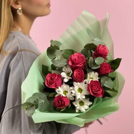 Букет из хризантемы ромашек и красных роз