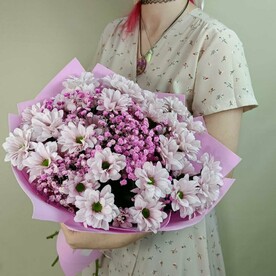 Букет из 5 розовых кустовых хризантем и гипосфилы