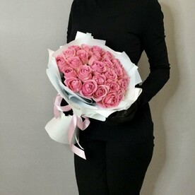 25 розовых роз