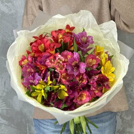 Яркий букет из стойких альстромерий