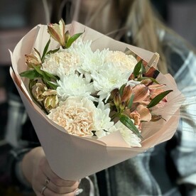 Букет с диантусами хризантемой