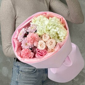 Нежный букет с кустовой розой, гортензией, розой, диантусами и хризантемой