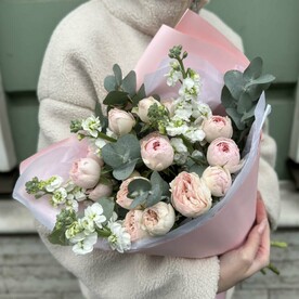 Букет из пион роз с ароматной маттиолой