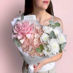 Гортензия, французская роза, хризантема и эвкалипт