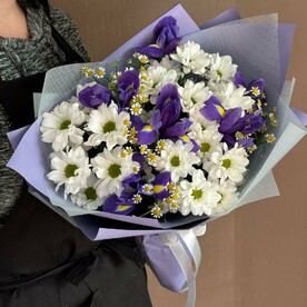 Букет из ирисов и ромашек