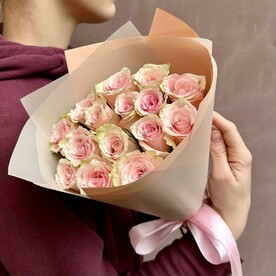 15 розовых роз