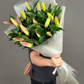 Розовые лилии