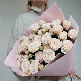 Букет из кустовых пионовидных роз сорта Бамбастик